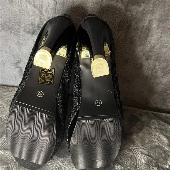 Size 10 Women's Black Lace Peep-Toe High Heel Booties with Gold Heel Accent - Picture 4 of 4